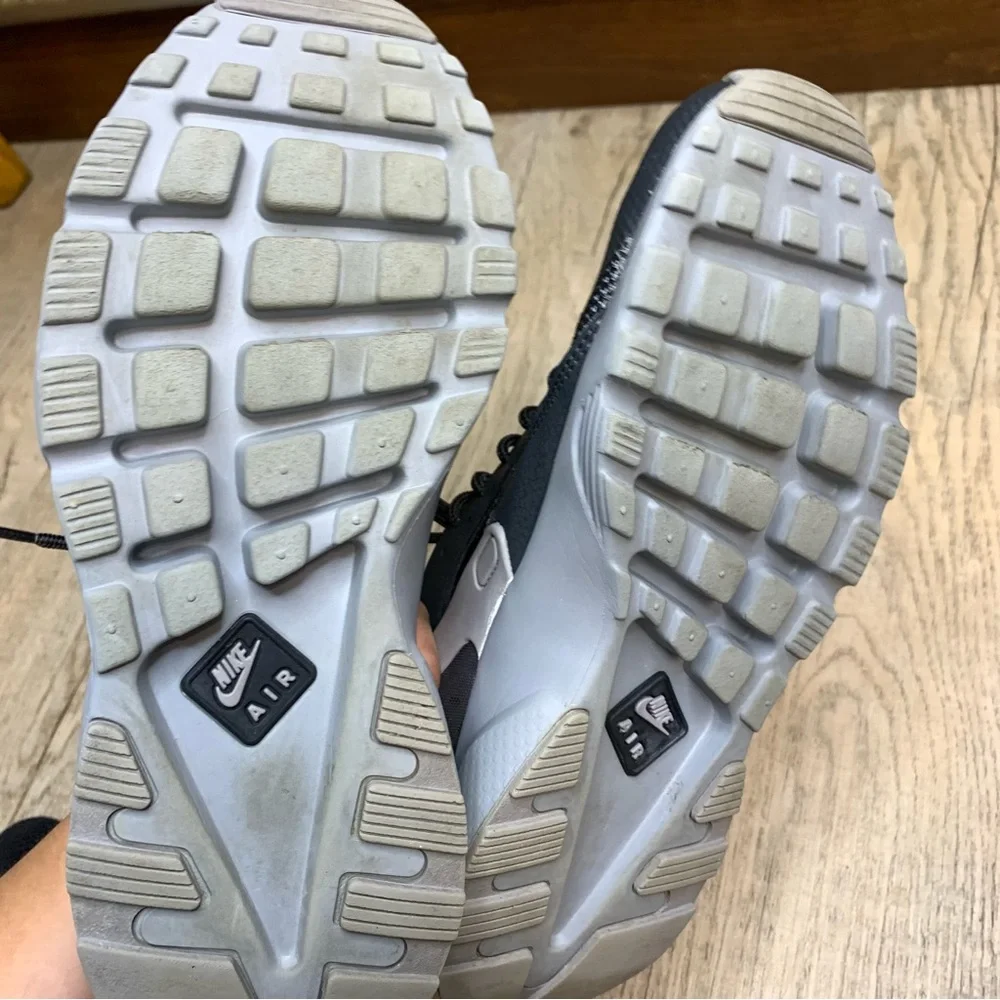 Boy’s Nike Air Huarache Run Ultra sneakers size 6.5Y